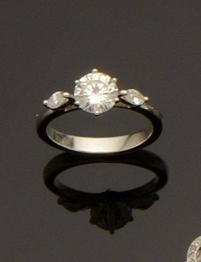 null Bague solitaire en or gris 18K (750/°°) sertie d'un diamant taille brillant...