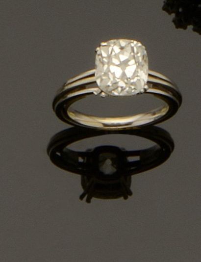 null Bague en or gris 18K (750/°°) ornée d'un diamant coussin taille ancienne pesant...