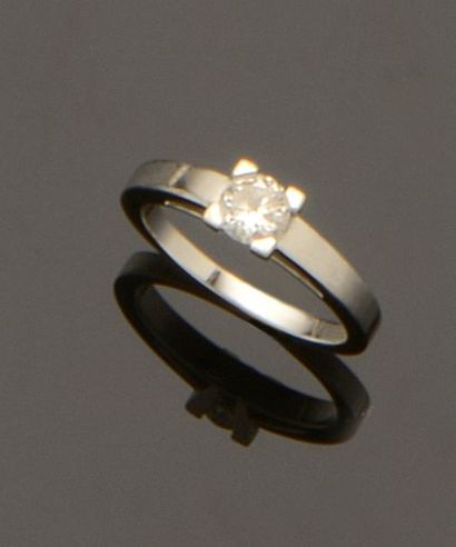 MAÏER Bague solitaire en or gris 18K (750/°°) sertie d'un diamant taille brillant...