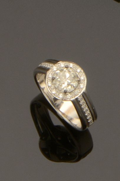 null Bague en or gris 18K (750/°°) sertie d'un diamant taille ancienne calibrant...