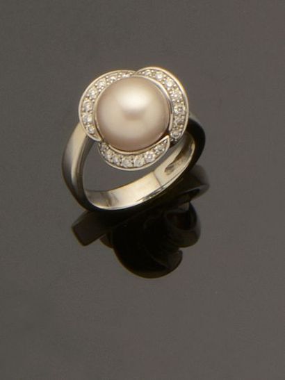 null Bague en or gris 18K (750/°°) sertie d'une perle de culture blanche légèrement...