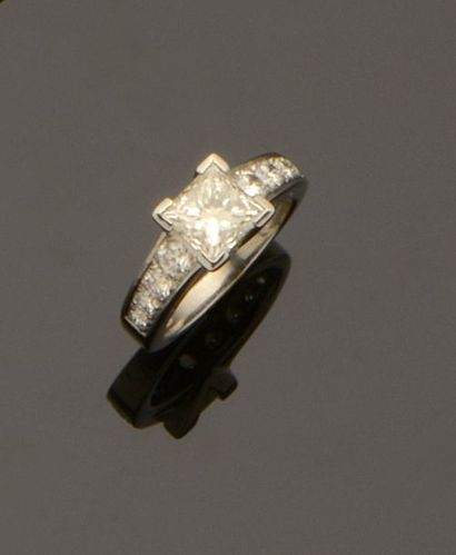 null Bague en or gris 18K (750/°°) sertie d'un diamant taille princesse pesant 1,98...