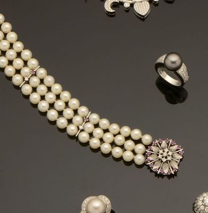 null Bracelet à trois rangs de perles de culture en choker, le fermoir et les barrettes...