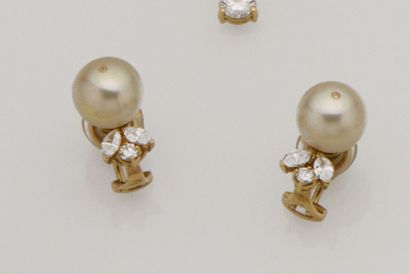 null Paire de clips d'oreilles en or jaune 18K (750/°°) ornés chacun d'une perle...
