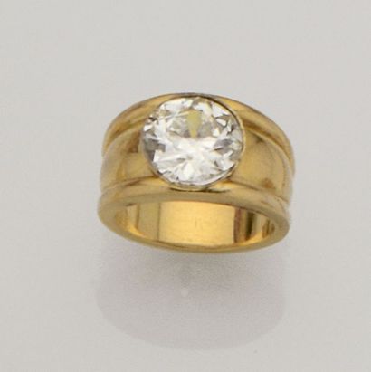 null Bague jonc en or jaune 18K (750/°°) ornée d'un diamant taille ancienne pesant...