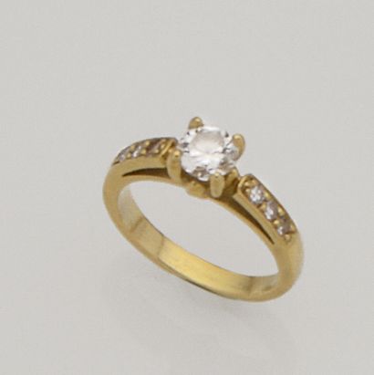 null Bague en or jaune 18K (750/°°) sertie d'un diamant demi taille calibrant 0,80...