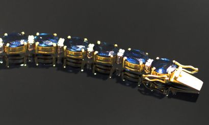 null Bracelet rivière en or jaune, saphirs et diamants.
Poids 16,2 g