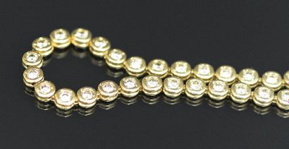 null Bracelet ligne en or jaune 18K (750/°°) orné de diamants taille brillant en...