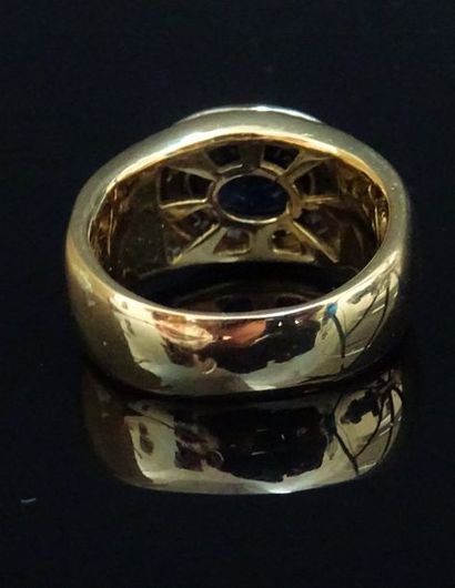 null Bague jonc bombé en or jaune 18K (750/°°) sertie d'un cabochon de saphir serti...