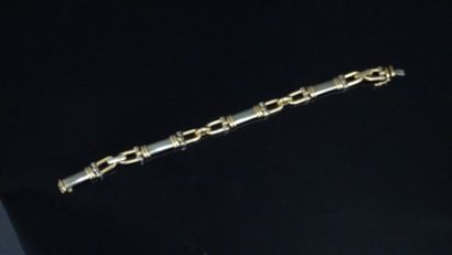 null Bracelet en or de deux tons 18K (750/°°) à maillons rectangulaires.
Poids brut...