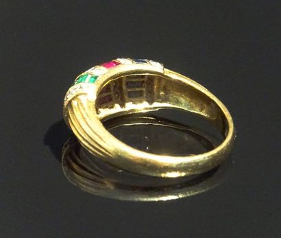 null Bague jonc en or jaune 18K (750/°°) godronné sertie de trois rangs de saphirs,...