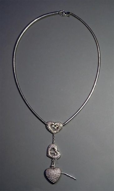 null Collier en or gris 18K (750/°°) à maille serpent, la partie centrale ornée de...