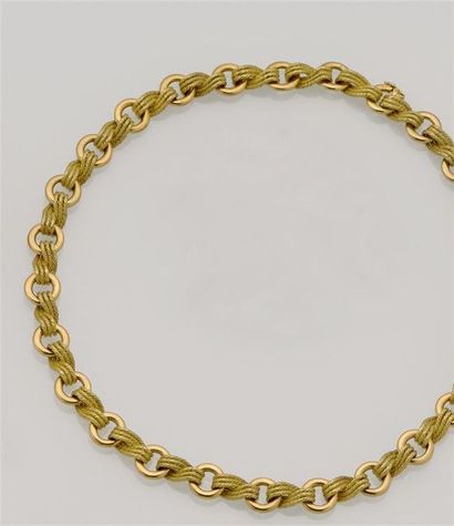 null Collier composé de maillons à trois brins d'or jaune 18K (750/°°) torsadés et...