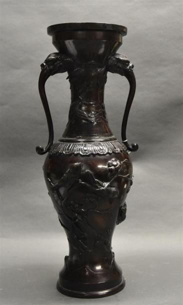 null JAPON - Epoque MEIJI (1868 - 1912)
Vase de forme balustre à col légèrement évasé...