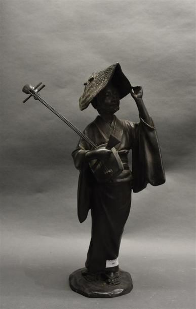 null JAPON - XXe siècle Statuette en bronze représentant une jeune musicienne tenant...