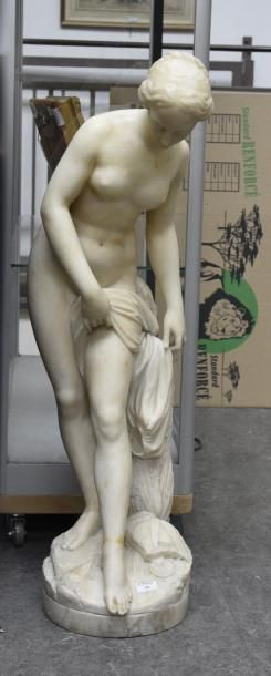 null D'après Etienne-Maurice FALCONET (1716-1791) La baigneuse Albâtre H. 95 cm Accidents...