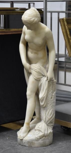 null D'après Etienne-Maurice FALCONET (1716-1791) La baigneuse Albâtre H. 95 cm Accidents...