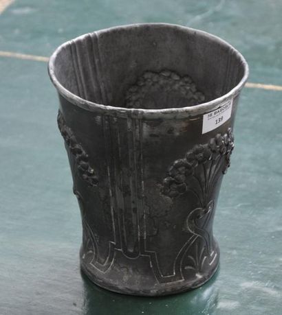 null André VILLIEN (actif entre 1905-1924) Vase conique en étain à décor au repoussé...