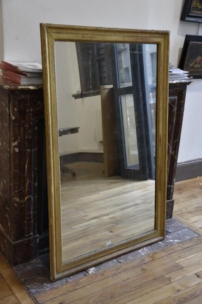 null Grand miroir rectangulaire au mercure dans un encadrement en bois doré mouluré...