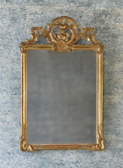 null Miroir en bois doré et sculpté, fronton ajouré d'une large coquille XVIIIe siècle...
