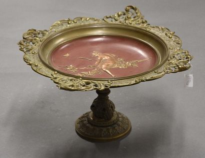 null August KLEIN (1824-1890) Coupe en cuivre à patine rouge ornée en repoussé d'une...