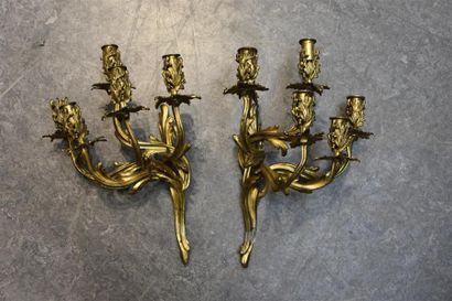 null Paire d'appliques en bronze doré mouvementé à cinq bras de lumières De style...