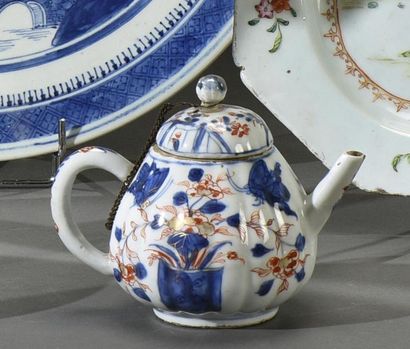 null CHINE - Epoque KANGXI (1662 - 1722) Petite verseuse côtelée en porcelaine à...