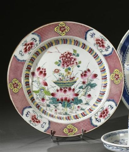 null CHINE - Epoque YONGZHENG (1723 - 1735) Plat rond en porcelaine à décor en émaux...
