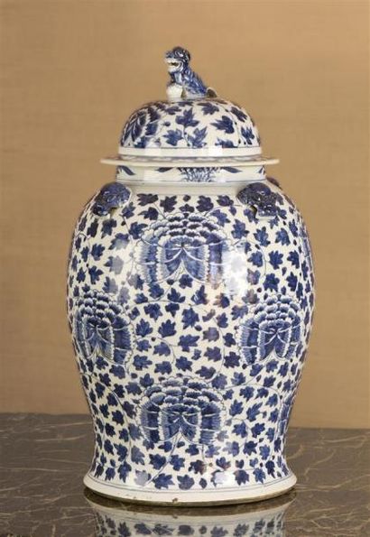 null CHINE - XIXe siècle Grande potiche en porcelaine à décor en bleu sous couverte...