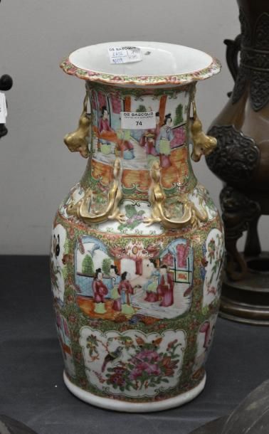 null CHINE, Canton Grand vase balustre en porcelaine à col évasé, à décor en émaux...