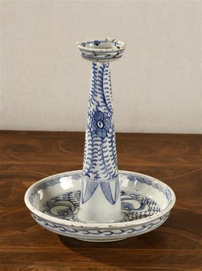 null CHINE - Début du XXe siècle Pique cierge en porcelaine à décor en bleu sous...