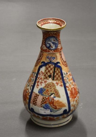 null JAPON - XXe siècle Vase balustre en porcelaine à décor Imari polychrome de fleurs...