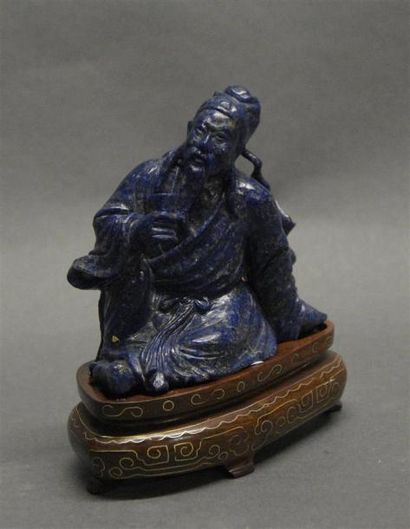null CHINE, XX siècle 
Sage assis tenant un verre
Lapis lazuli sculpté
Dimensions...