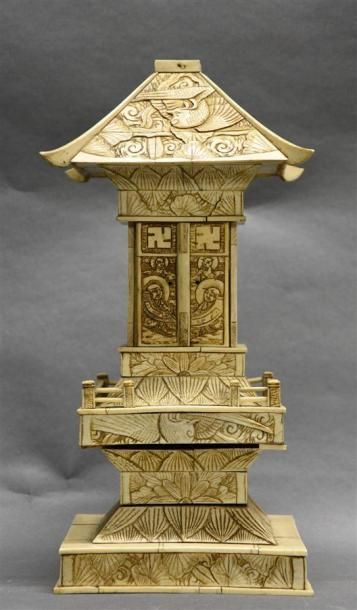 null JAPON - Epoque MEIJI (1868 - 1912) Butsudan en placage d'os, à décor gravé de...