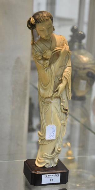 null CHINE - début du XXe siècle Statuette de femme en ivoire tenant trois fleurs...