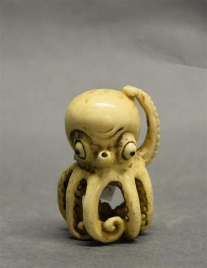 null JAPON, fin du XIXe, début du XXe siècle Pieuvre Sujet en ivoire sculpté H. 5...
