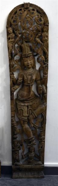 null NEPAL - XXe siècle Elément décoratif en bois sculpté, à décor d'une divinité...
