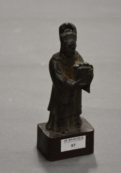 null Dignitaire chinois Statuette en bois sculpté et laqué sur un socle H. totale:...