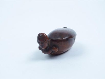 null Deux tabatières Tabatière en buis sculptée d'une femme demi vêtue posant avec...