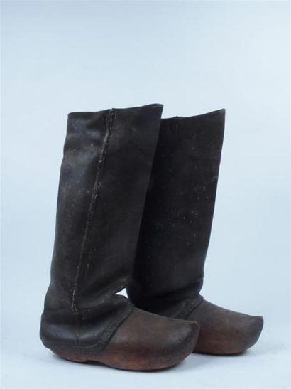 null Sabots bottes en bois et cuir. Ile d'Oléron. XIXe siècle H. 54 cm