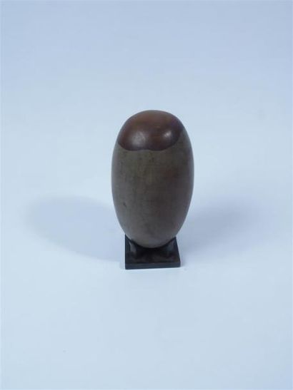null Lingam en pierre de forme ovoïde, représentation du principe masculin associé...