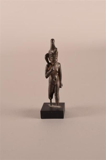 null Statuette d'Harpocrate debout marchand, un doigt tendu à la bouche Bronze avec...