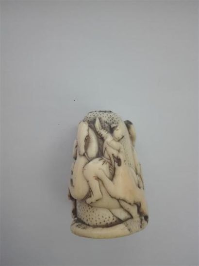 null Iran, qajar, XIXe siècle Pommeau en ivoire à décor de cavalier H. 6 cm Manq...