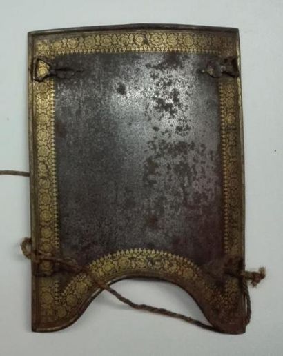 null Inde du Nord, XIXe siècle Element d'armure en acier H. 25 cm