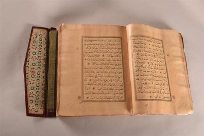 null Coran probablement complet, Turquie Ottomane, signé et daté 1868 H. 18 cm -...