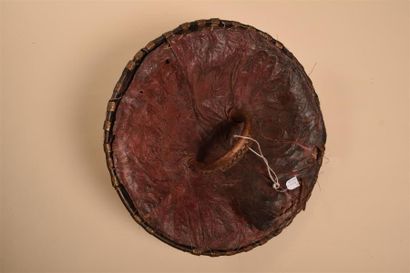 null Bouclier Amhara, Ethiopie Cuir bouilli , métal, velours. D. 47 cm 