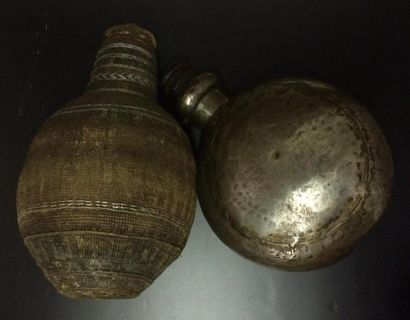 null Deux gourdes en bois et en métal H. 35 cm et 40 cm Travail ancien, Indonésie...