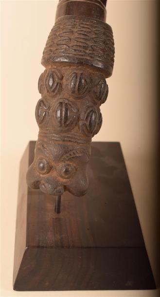 null Pipe Cameroun L. 55 cm AES Fourneau de pipe dont l'iconographie est caractéristique...
