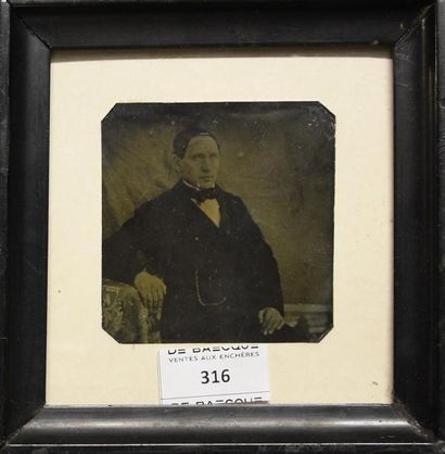 Ambrotype, vers 1860 
Portrait d'un homme la main posée sur un guéridon
H. 7,5 cm...