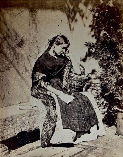 Amateur français, vers 1870 
Étude de paysanne assise à la lettre
Grand tirage albuminé...